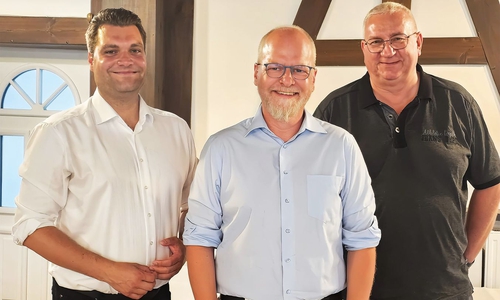 Tobias Breske, der Kandidat für das Amt des Gemeindebürgermeisters, und die beiden Vorsitzenden des CDU-Gemeindeverbandes Daniel Eimers (li.) und Frank Denecke (re.).