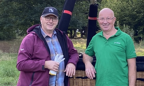 Detlev Quidde (rechts) von Okerballooning im Gespräch mit dem Werla-Fördervereinsvorsitzenden Frank Oesterhelweg (links).