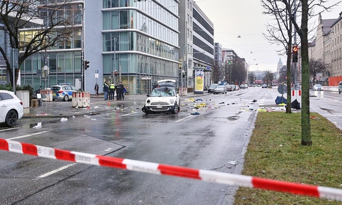 Auto fährt in München in Menschenmenge (Archiv)
