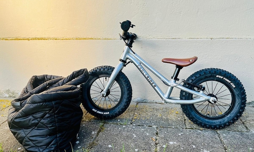 Fahrrad und Tasche (Archiv)