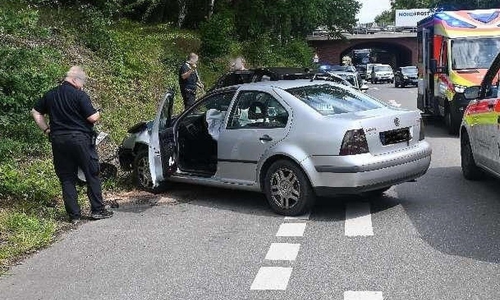 Die beteiligten Fahrzeuge mussten abgeschleppt werden (Archiv)