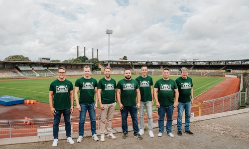 (von links): Gunnar Clauß (Leiter Fanservice, VfL Wolfsburg-Fußball GmbH), Marvin Minner (Fanvertreter), Dennis Weilmann (Oberbürgermeister Stadt Wolfsburg), Alexander Funke (Fanvertreter), Dr. Sebastian Rudolph (Aufsichtsratsvorsitzender VfL Wolfsburg-Fußball GmbH und Leiter Volkswagen Konzernkommunikation), Henning Schillmöller (Vorstand VfL Wolfsburg e.V.), Wolfgang Hotze (Aufsichtsratsvorsitzender VfL Wolfsburg e.V.).