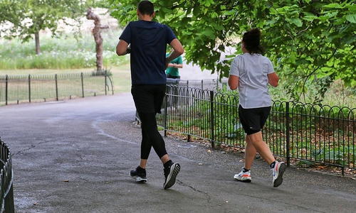 Jogger in einem Park (Archiv)