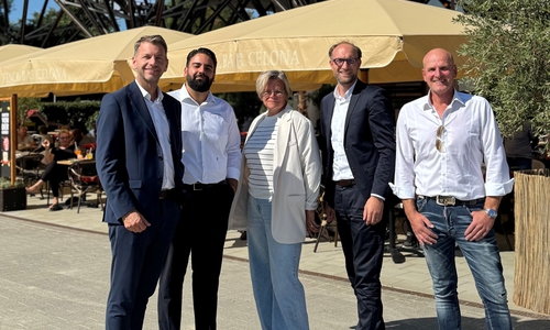 Eröffnung der "Finca & Bar Celona" im Allerpark, v. l. Wolfsburger Oberbürgermeister Dennis Weilmann, Bican Tam (Betriebsleiter der „Finca & Bar Celona“), Claudia Busch (Expansion & Bau, Celona Gastro GmbH), Jens Hofschröer (Wirtschaftsdezernent und WMG-Geschäftsführer) und Oliver Boyke (Immobilien-Eigentümer)