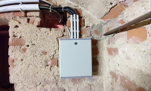 Hausanschluss mit Telefonleitungen (Archiv)