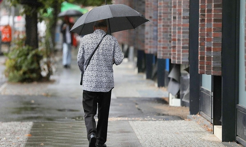 Mann mit Regenschirm (Archiv)