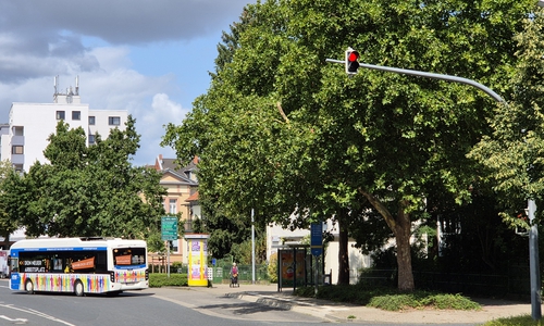 Vorfahrt für den Bus: An der Haltestelle Grüner Platz erkennt die Ampelanlage das Funksignal des abfahrbereiten Busses in der Haltebucht – und schaltet für ihn auf grün.
