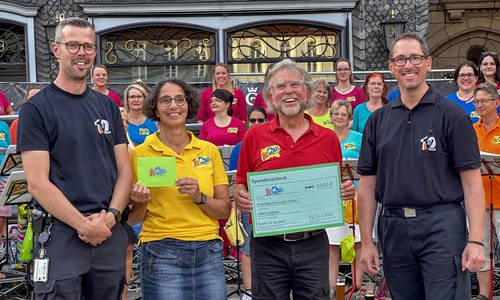 Ortsbrandmeister Kevin Schmidt und sein Stellvertreter Volker Junge nahmen den symbolischen Scheck in Höhe von 1.000 Euro stellvertretend für alle Feuerwehrleute entgegen.
