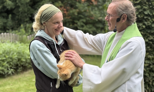 Auch Kater Tommy und Frauchen Annegret erhielten den Segen. 