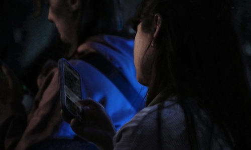 Junge Frau mit Smartphone (Archiv)