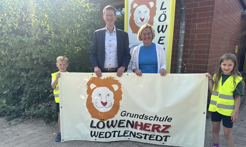 Bürgermeister Tobias Grünert, Schulleiterin Mechthild Schwinn und Schüler der Grundschule Löwenherz in Wedtlenstedt.