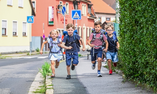 Kinder verhalten sich im Straßenverkehr nicht immer regelkonform. Damit müssen Autofahrer stets rechnen.