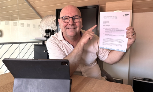 Dieses Papier soll für mehr Mitsprache von Jugendlichen vor politischen Beschlüssen des Stadtrates Wolfenbüttel führen: Der CDU-Fraktionsvorsitzende Marc Angerstein zeigt den Antrag, den er gerade beim Bürgermeister eingereicht hat. 