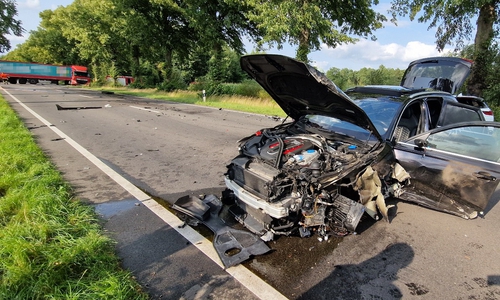 Auch dieses Auto wurde schwer beschädigt.