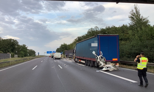 Auf diesen LKW war der Transporter aufgefahren.