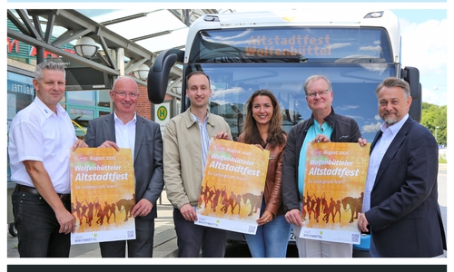 Uwe Fuhrmeister (KVG), Stadtbetriebe-Geschäftsführer Detlev Quidde, Verkehrsplaner Nicolas Hoops, Anna Wohlert-Boortz (Veranstaltungsmanagement), Dr. Michael Thiesies (Leiter Abteilung Verbünde, Wettbewerb und Verkehr KVG Braunschweig) und Bürgermeister Ivica Lukanic (v. li.). 