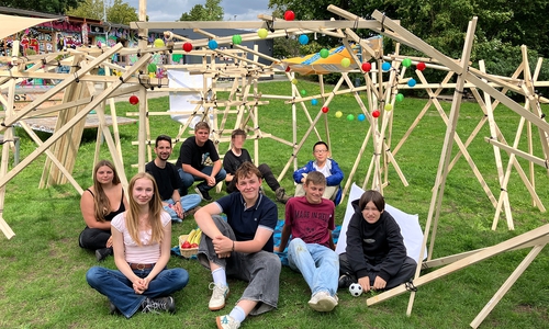 Mit Dachlatten, Spanngummis und Teamwork entstanden beim Baukulturcamp kreative, freie Raumkonstruktionen. 