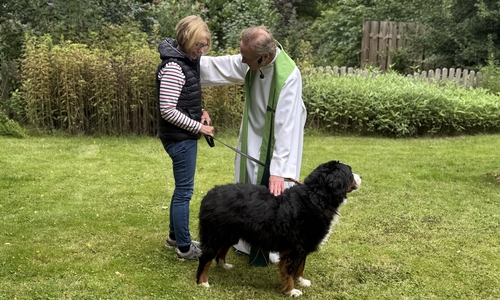 Am Ende des Gottesdienstes wurde Mensch und Tier von Pfarrer Olaf Schäper gesegnet.