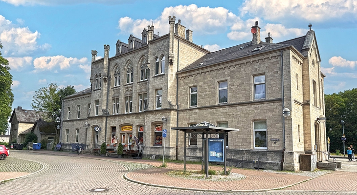 Ein Zuhause mit Geschichte: Bahnhof und Kirche werden versteigert