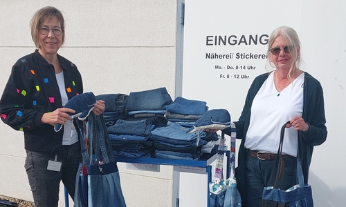 von links: Petra Buerke, Mitarbeiterin Unternehmenskommunikation und Kristen Lenz, Leiterin-Näherei Lebenshilfe Wolfsburg