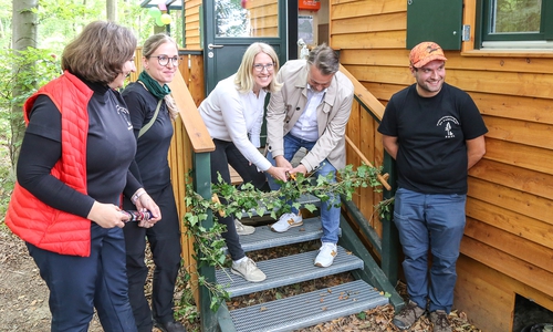 Mit der Gartenschere durchschnitten Inga Dixon, Vorsitzende des Sozialausschusses und Bürgermeister Ivica Lukanic die Ranke an der Eingangstreppe mit einer Gartenschere.