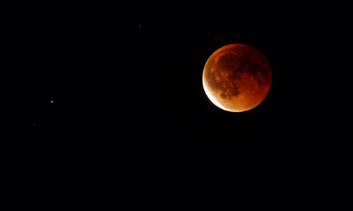Blick auf die Mondfinsternis zwischen Mascherode und Salzdahlum, Blick Richtung Salzdahlum.