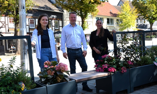 Jacqueline Arndt (WIS), Robert Kuttner und Diana Marteddu zeigen ein Beispielbild für die Gestaltung der Pflanzgefäße. 