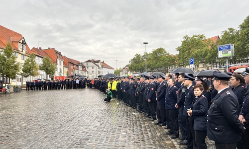 Rund 350 Feuerwehrleute und Helfende wurden am heutigen Sonntag für ihren Einsatz bei der Weihnachtsflut 2023 öffentlich ausgezeichnet und geehrt