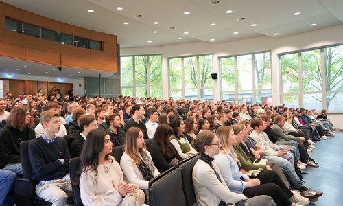 Blick in die Aula bei der Erstsemesterbegrüßung am Campus Wolfenbüttel der Ostfalia Hochschule.