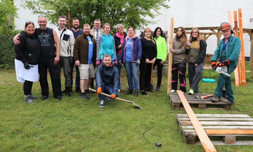 Am „Brücken bauen“-Tag waren Mitarbeiter der Volksbank BRAWO an der Grundschule Lamme aktiv und verschönerten gemeinsam mit der Schulleitung und dem Schulhausmeister den Schulgarten.