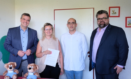 Landrat Dr. Alexander Saipa (links) überreichte den Förderbescheid an Dr. Alan Hasan (2. von rechts) der unter dem Dach des Asklepios MVZ Harz die Nachfolge von Kinderarzt Dr. Friedemann Scheel antritt. Mit auf dem Foto sind Florian Nachtwey, Geschäftsführer des Asklepios MVZ Niedersachsen, und Sophia Arbogast, Prokuristin und kaufmännische Leiterin des Asklepios MVZ Niedersachsen. 