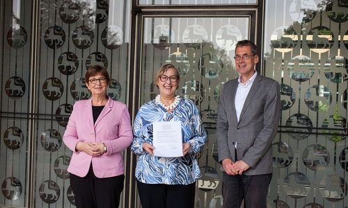 Dr. Sabine Graf (li.) und Dr. Elke-Vera Kotowski mit dem unterzeichneten Memorandum.