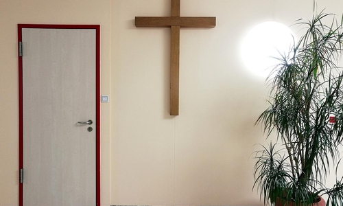 Kreuz in einem Krankenhaus (Archiv)