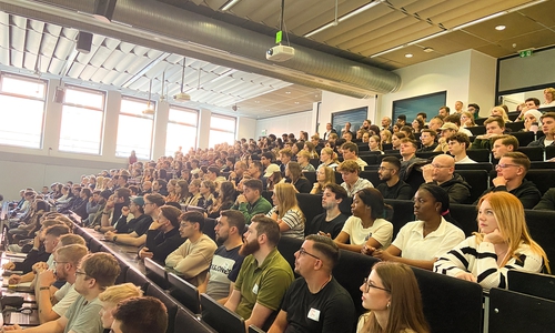 Blick in den Hörsaal bei der Erstsemesterbegrüßung am Campus Wolfsburg der Ostfalia Hochschule.