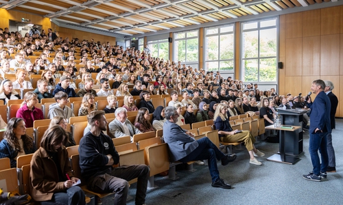 Blick in den Hörsaal bei der Erstsemesterbegrüßung am Campus Salzgitter. Es spricht Bürgermeister Stefan Klein.