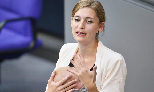 Hanna Steinmüller mit Baby am Rednerpult am 23.09.2025