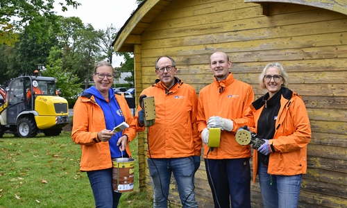 Auf dem Außengelände der Johanniter Kita Helifanten haben Mitarbeiter der Volksbank BRAWO am „Brücken bauen“-Tag zwei Gartenhäuser renoviert.