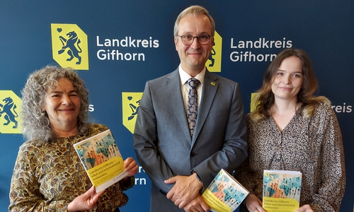  Die Stabsstelle Integration des Landkreises Gifhorn hat zum zweiten Mal die Bevölkerungsstruktur des Landkreises unter verschiedenen Kriterien untersucht und ausgewertet. Die neue Bevölkerungsstatistik präsentierten (von links) Josefin zum Felde, Leiterin der Stabsstelle Integration, Dominik Meyer zu Schlochtern, Erster Kreisrat des Landkreises Gifhorn, und Louisa Behrens, Sachbearbeiterin in der Stabsstelle Integration. 