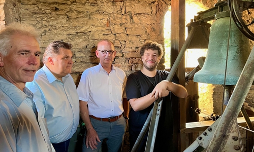 Frank Graf, Uwe Schäfer, Dirk Neumann und Matthias Dichter (v. li.) mit der Zuckerhutglocke.