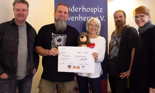 Tobias Henze, Adam Ludas, Melinda Lechtenberg, Marc-Steffen Giesecke und Maren Haas bei der Spendenübergabe (v. li.).