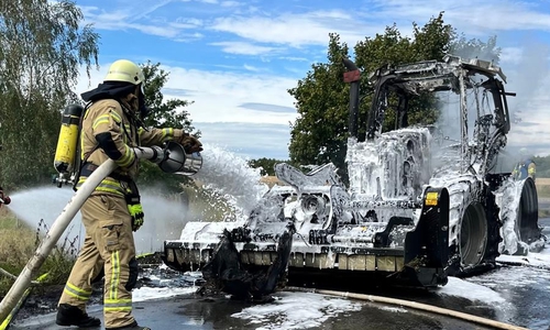 Der Traktor brannte vollständig aus.
