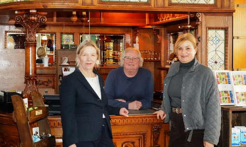 Ilona und Herbert Fricke mit ihrer Mitarbeiterin Martina Hahne Hartwig (von links) im Ladengeschäft am Stadtmarkt.
