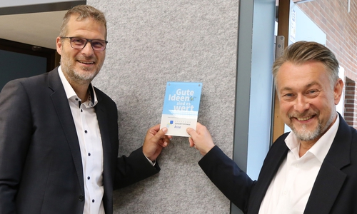 Axel Szybay vom Stiftungsrat der Stiftung Zukunftsfond Asse überreichte eine Plakette als Dokumentation der Förderung.