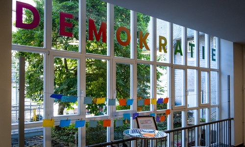 An der Demokratie-Bar im Foyer des Kulturmarktplatzes können Besucherinnen und Besucher bereits jetzt ihre Gedanken, Wünsche und Forderungen auf Karten schreiben. Am Veranstaltungstag wird dann darüber diskutiert.