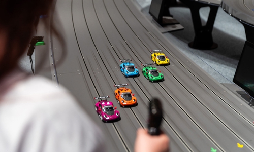 Bei der Slotcar-Bahn werden Gäste selbst zu Racern und können sich auf der 46 Meter langen, eigens für die Autostadt gefertigten Rennstrecke packende Duelle liefern.