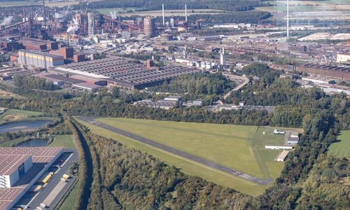 Am 13. April dieses Jahres stütze ein zweimotoriges Leichtflugzeug kurz nach dem Start vom Flughafen Drütte ab und zerschellte kurz danach an einer Halle der Salzgitter AG.