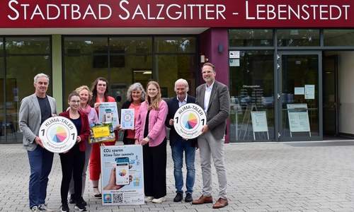 Engagiert für den Klima-Taler: Ralf Sygusch (Verbandsdirektor Regionalverband Großraum Braunschweig), Katharina Migyu (Klimaschutzmanagerin Stadt Salzgitter), Daniela Happ (Tourismusförderung & Tourist Info Salzgitter / WIS Salzgitter), Johanna Denecke (Brillen Shop Salzgitter-Bad), Annette Schudrowitz (Geschäftsführerin der Bäder-, Sport- und Freizeit GmbH), Viviane Bröker (Klimaanpassungsmanagerin Stadt Salzgitter), Michael Buntfusz (Leiter des Fachgebietes Umwelt Stadt Salzgitter) und Michael Tacke (Stadtrat für Bauen, Stadtplanung, Verkehr und Umwelt) (v. li.).