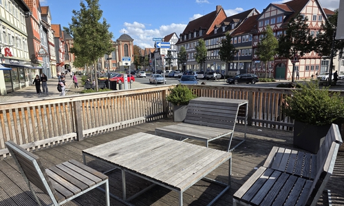 Derzeit wird der Brunnen an der Okerstraße als Holzdeck genutzt.