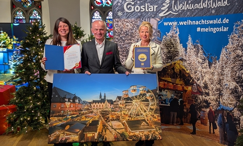 „Der „Weihnachtsmarkt & Weihnachtswald Goslar“ hat überzeugt und das Qualitätssiegel „Excellent European Christmas Market“ erhalten. Marina Vetter (v. li.), Geschäftsführerin der GOSLAR marketing gmbh, Josef Schüller, Vorstand der European Excellent Christmas Market Association, sowie Goslars Oberbürgermeisterin Urte Schwerdtner mit der Auszeichnung, die künftig im Atrium der Tourist-Information ausgestellt wird.