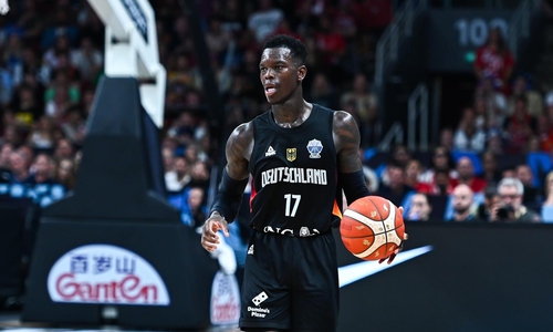 Basketball-Star Dennis Schröder wird in Braunschweig feierlich empfangen. 